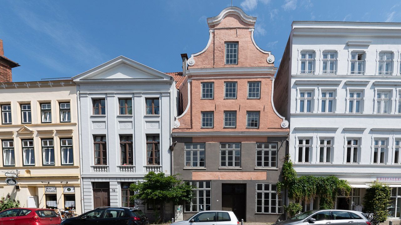 Schiefe Häuserfront in Lübeck