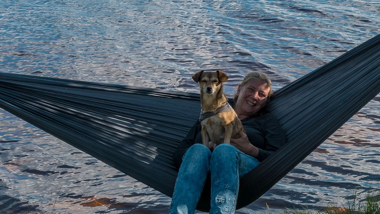 Melli mit Hund in Hängematte