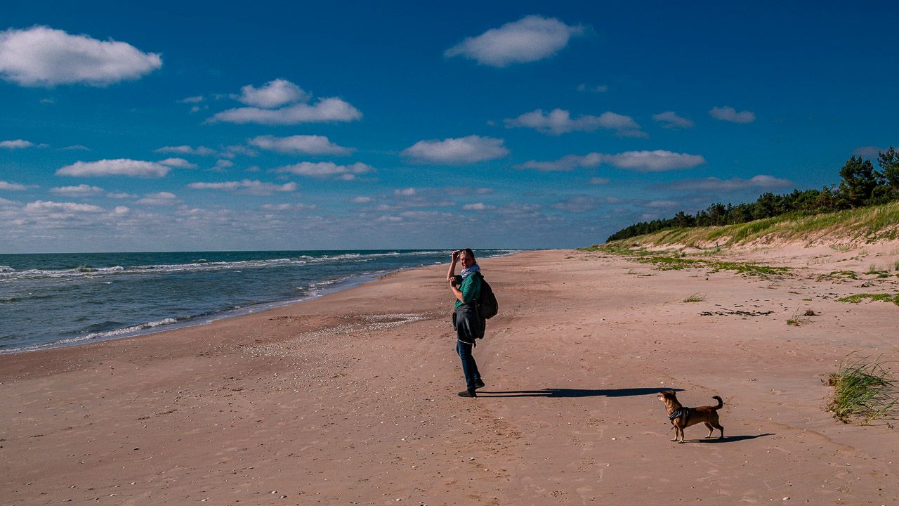 Melli und Finja am Strand