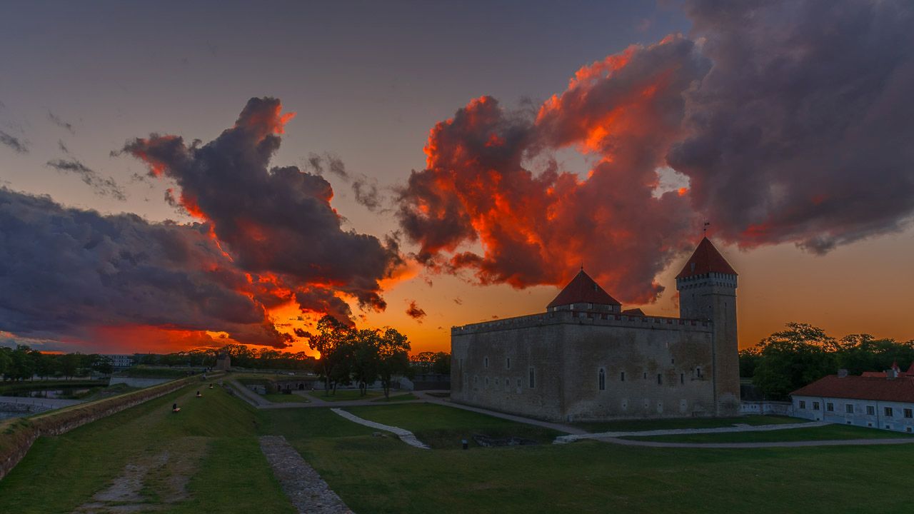 Sonnenuntergang an der Burg Kuressaare