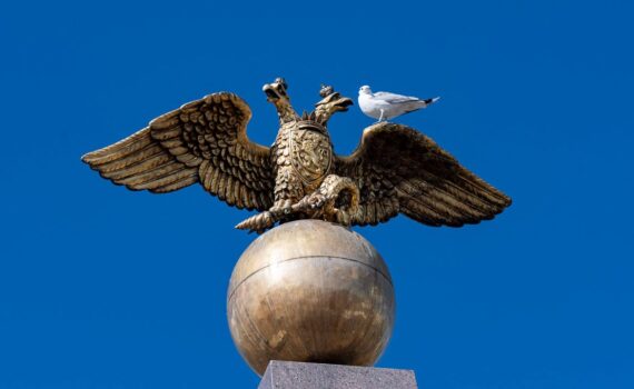 Statue auf dem Marktplatz in Helsinki