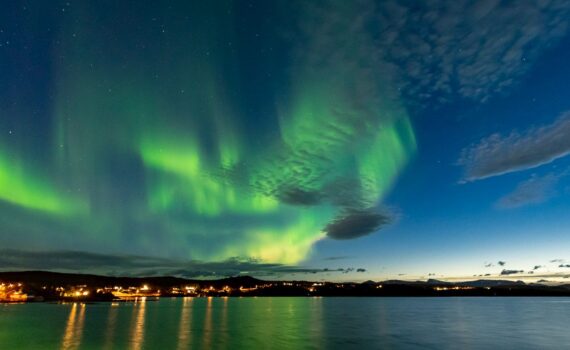 Polarlicht über den Bergen
