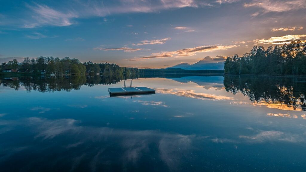 Sonnenuntergang am Schwimmplatz in Hjältevad