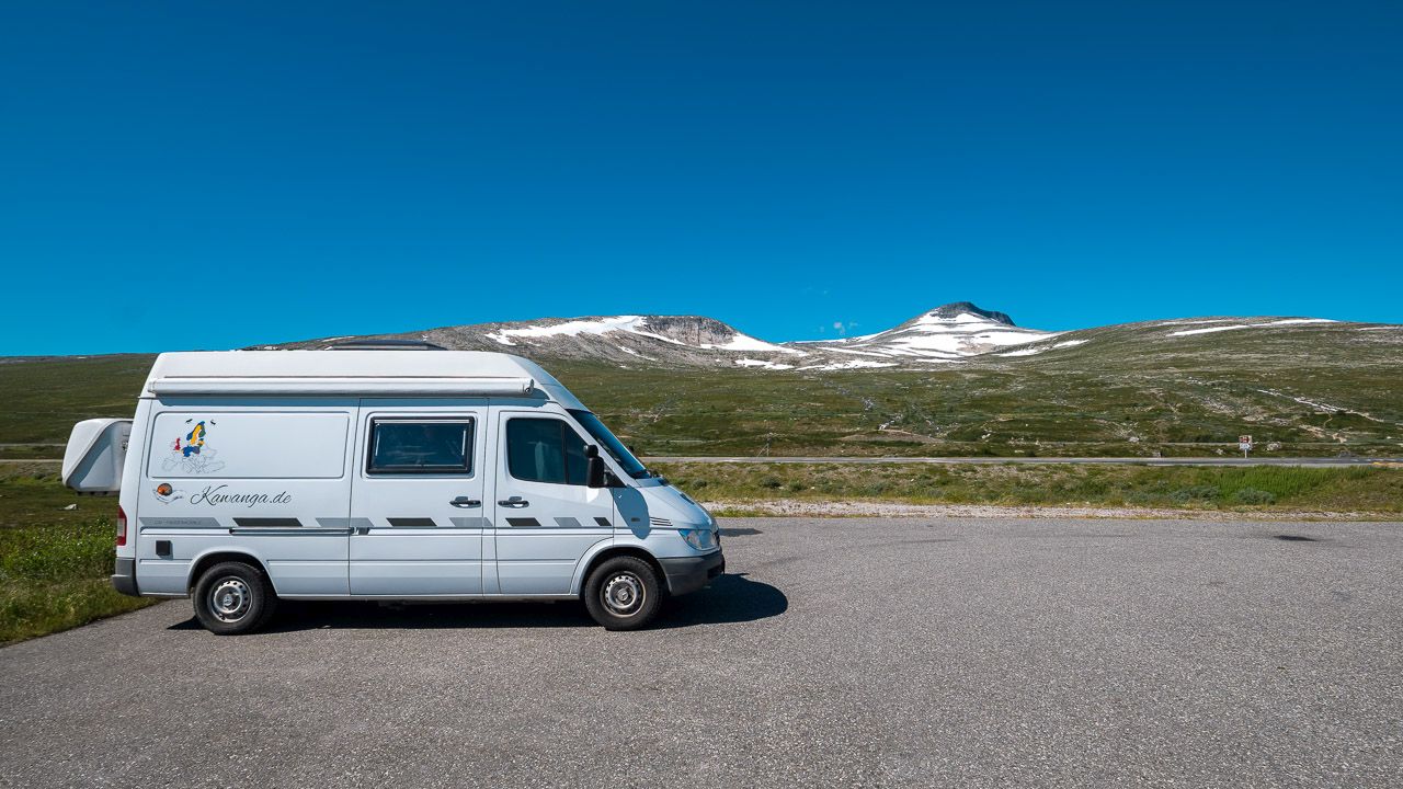 Eisbär vor dem Saltfjellt Gebirge