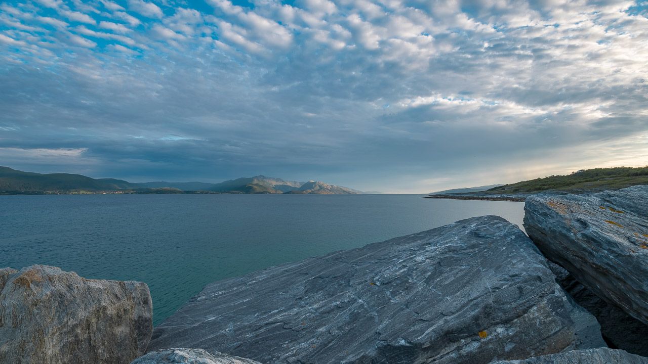 Fjord bei Evenes in Norwegen