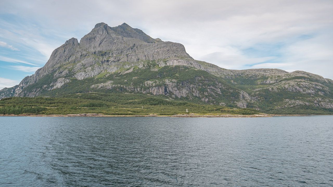 Der Polarkreispunkt am Meer von Norwegen