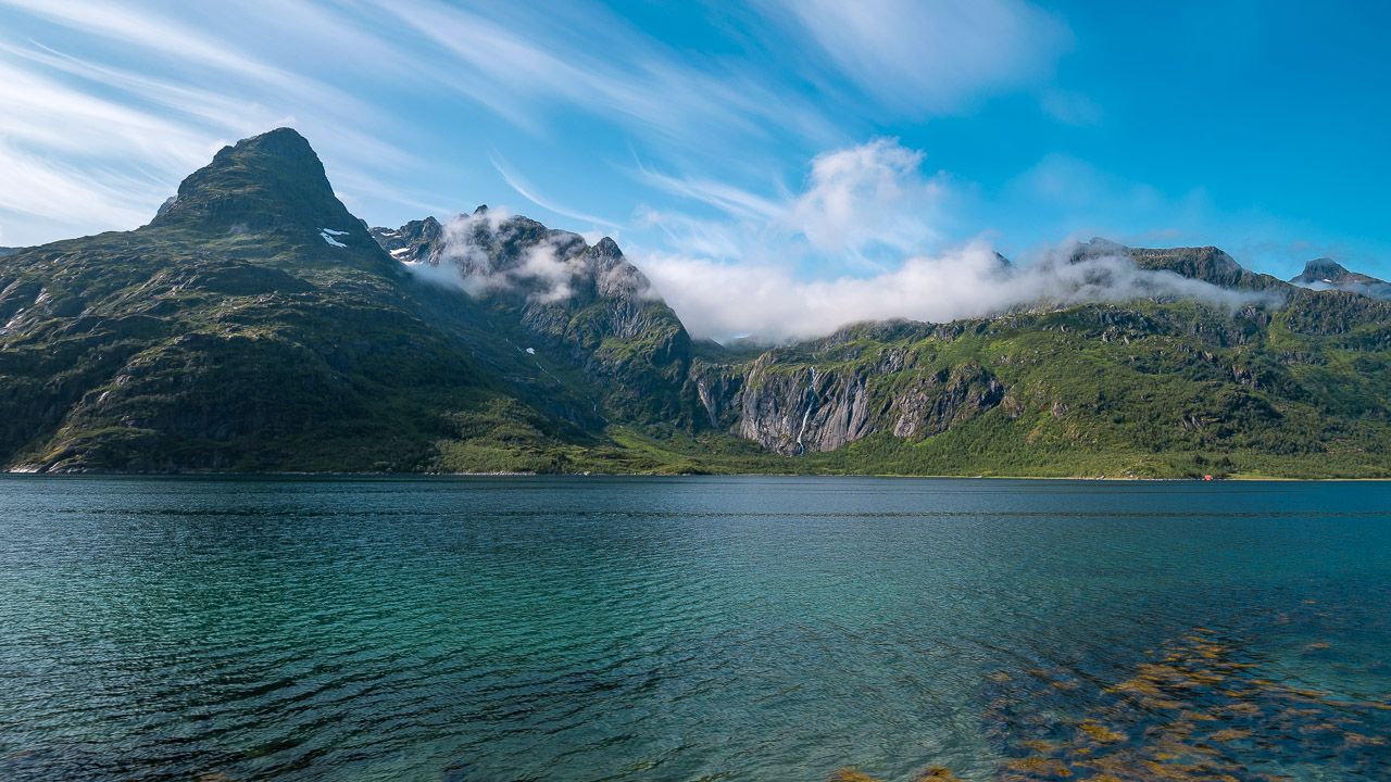 Sonne und Wolkenspiele in den Bergen am Tengelfjord