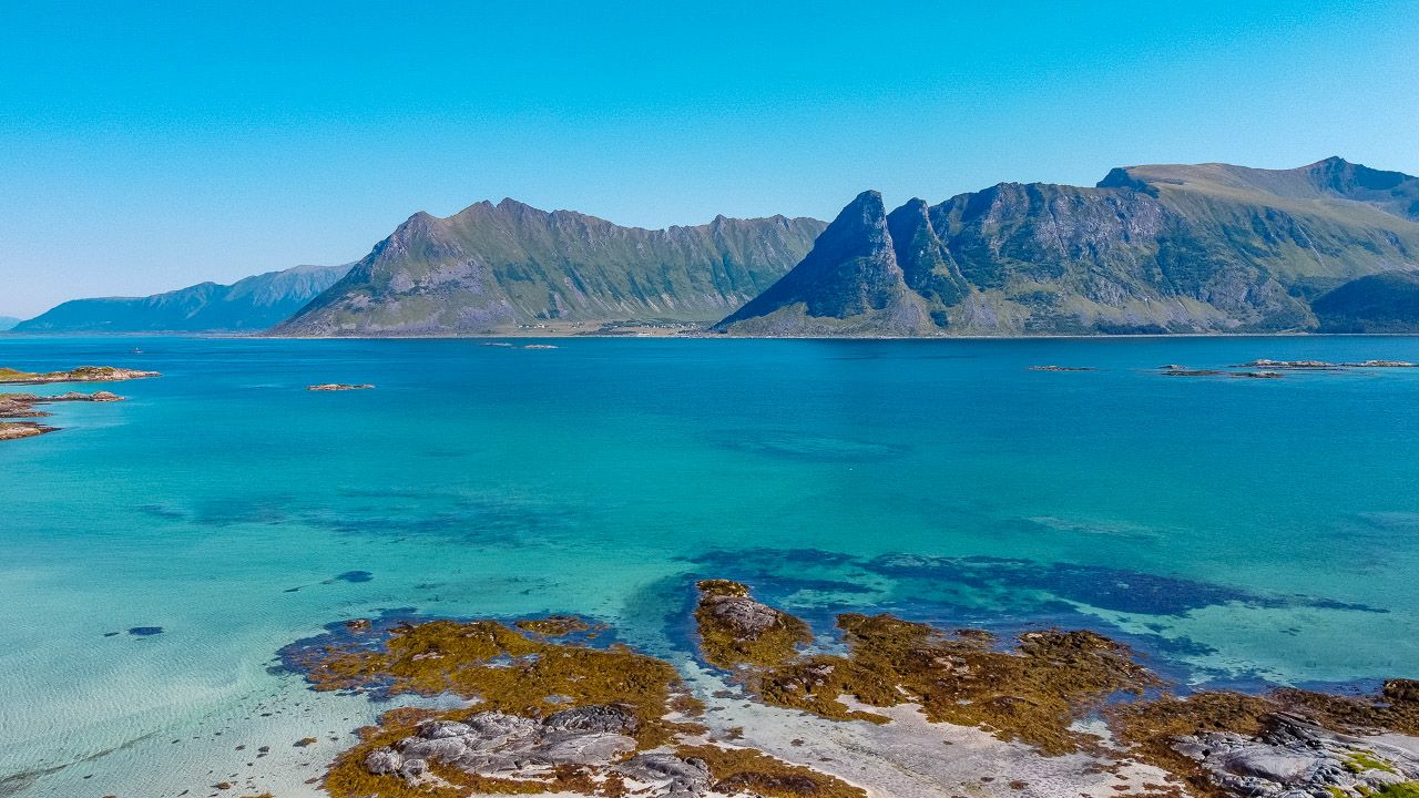 Traumhaftes Bergpanorama mit blautürkisem Wasser