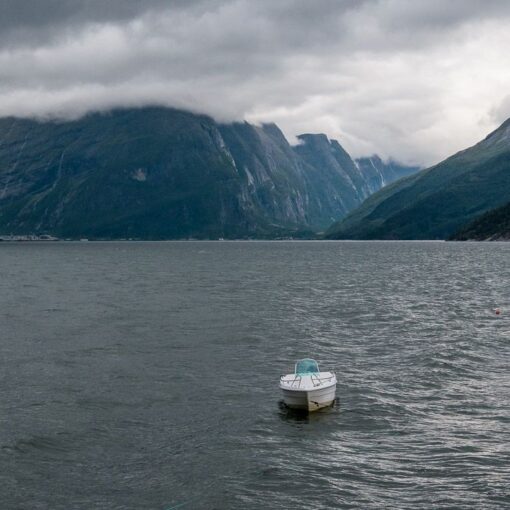 Die Berge am Tingvollfjord