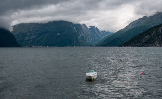Die Berge am Tingvollfjord