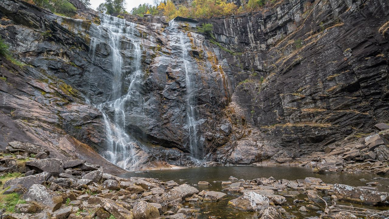 Ein wunderbarer Wasserfall nach dem Laerdaltunnel