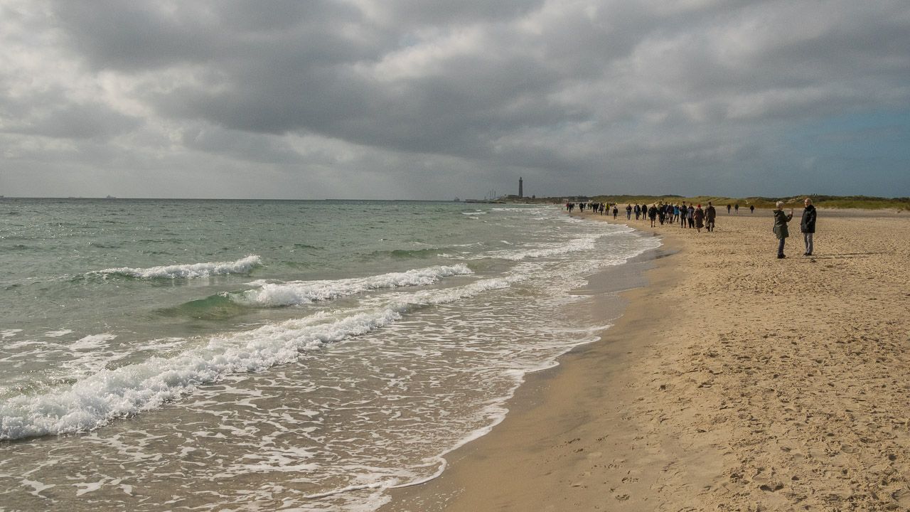 Massen an Leute auf dem Weg an die Spitze von Grenen