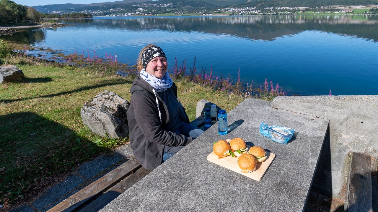 Melli beim Frühstück am Fjord