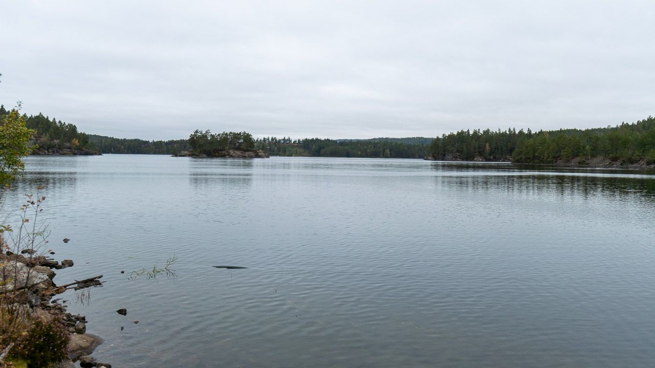 Stellplatz an einem kleinen Stausee