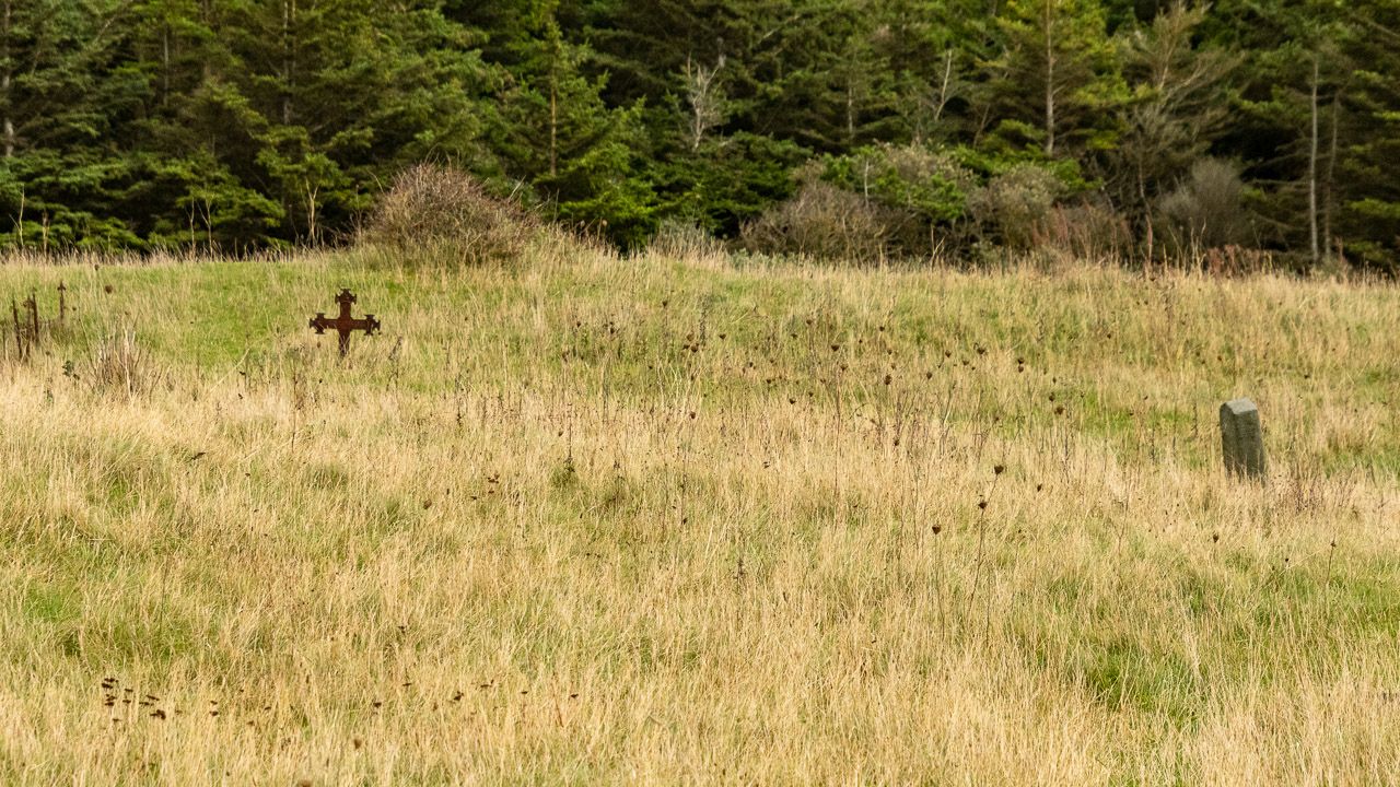 Verfallener Friedhof mitten in den Dünen