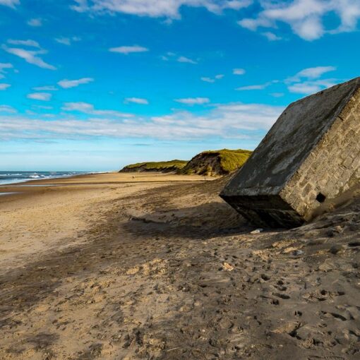 Versunkene Bunkeranlage am Strand