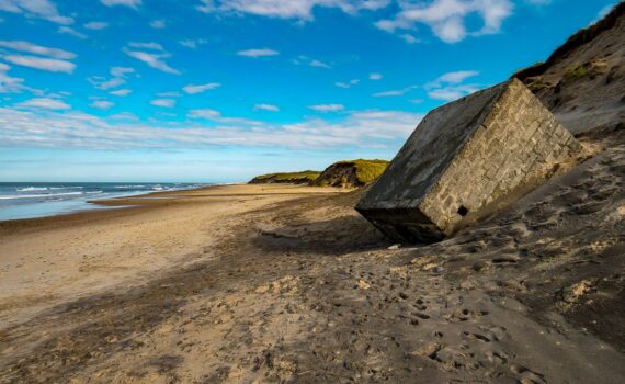 Versunkene Bunkeranlage am Strand