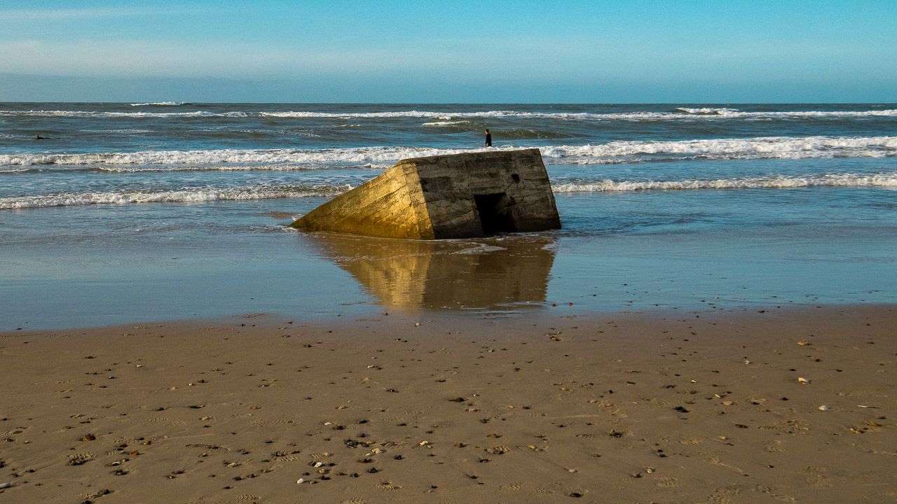Versunkene Bunkeranlage am Strand