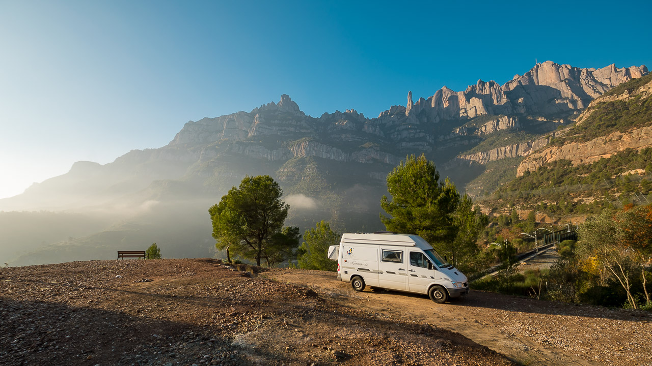 Eisbär im Morgennebel bei Monistrol de Montserrat