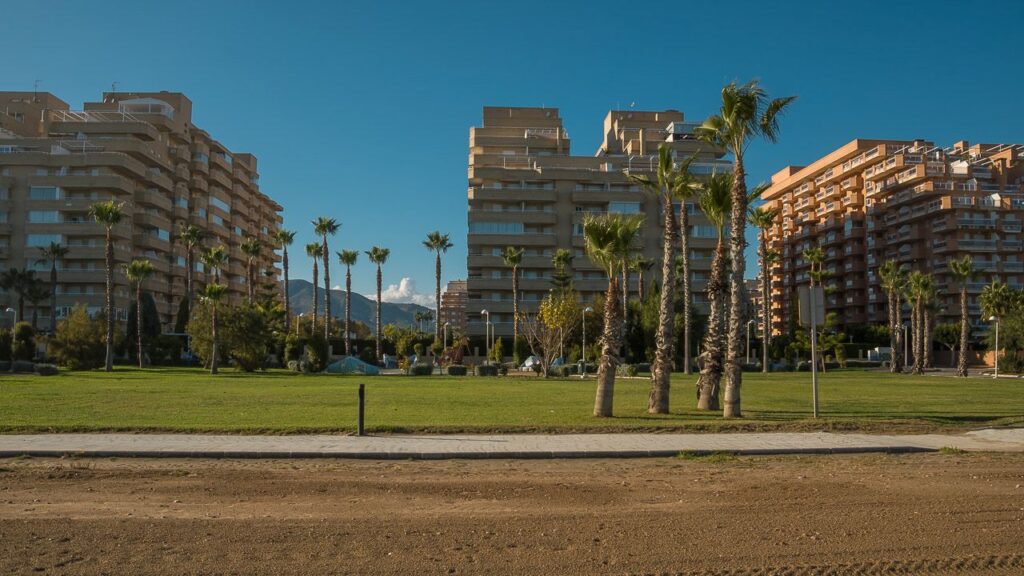 Hochhaus an Hochhaus am Strand von Orpesa